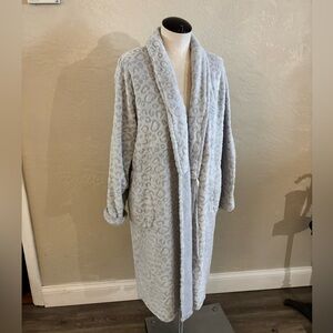 Women's Flora Fluffy Gray Leopard Print Robe Sz S/M